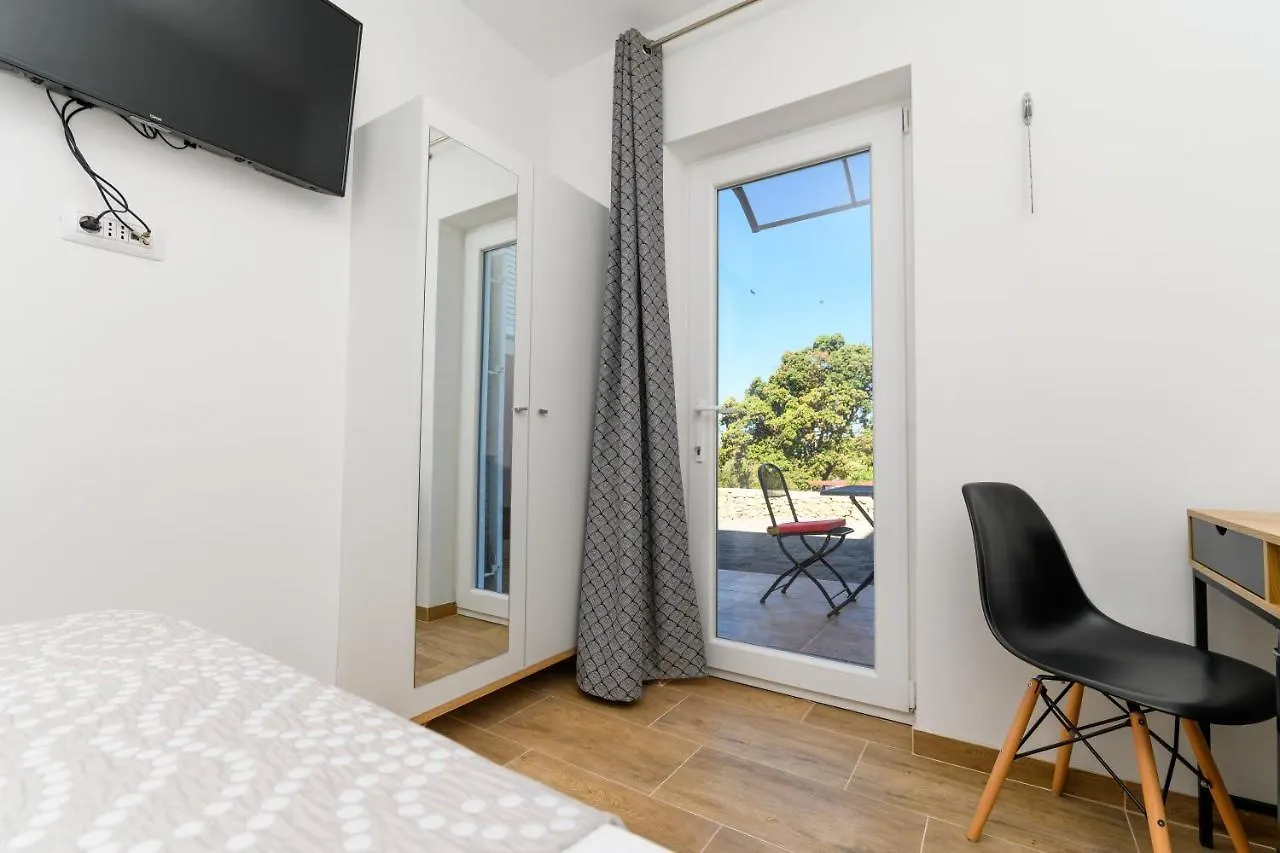Apartments And Rooms Yasmin Miholascica
